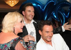 16-05-2010 SHOWBIZZ; GERARD JOLING WERD 50 JAAR EN DAAROM WERD HET EEN FEESTJE VOOR VRIENDEN EN FAMILIE. In de Hotels van Oranje te Noordwijk werd het een verzamelplaats van vrienden en familie en niet zo zeer van bekende Nederlanders. Ook de aanwezige pers was niet van harte welkom op het feestje van Gerard. De schrijvende pers werd zelfs door een medewerkster van het management van Gerard de toegang tot de feestzaal  geweigerd zodat een goed sfeerverslag van het feestje onmogelijk werd gemaakt. Omdat het buiten erg koud was mochten de aanwezige fotografen dan wel binnen staan, maar wel achter een afscheiding nauwlettend in de gaten gehouden door brede mannen met oordopjes in. Een ietswat chanante vertoning voor de mensen die Gerard al meer dan 20 jaar fotograferen. De paar bekende Nederlanders die door weer en wind wel kwamen opdraven vonden het ook een ietswat vreemde beslissing van de organisatie. Gerard bood zijn excuses aan voor het feit dat het niet zo soepeltjes verliep maar zei: Ik heb niks met de organisatie van dit alles te maken, terwijl het management vertelde dat het draaiboek van deze avond was samengesteld door Gerard, Wino (manager) en zijn assistente. Voor de gasten was het waarschijnlijk weer een over de TOP feestje maar voor de pers een teleurstelling terwijl deze juist gedeeltelijk hebben meegeholpen aan de glansrijke carriere van Gerard Joling. 
foto: Albert den Iseger