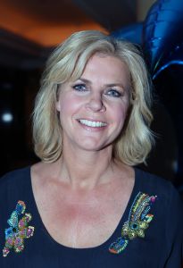 16-05-2010 SHOWBIZZ; GERARD JOLING WERD 50 JAAR EN DAAROM WERD HET EEN FEESTJE VOOR VRIENDEN EN FAMILIE. In de Hotels van Oranje te Noordwijk werd het een verzamelplaats van vrienden en familie en niet zo zeer van bekende Nederlanders. Ook de aanwezige pers was niet van harte welkom op het feestje van Gerard. De schrijvende pers werd zelfs door een medewerkster van het management van Gerard de toegang tot de feestzaal  geweigerd zodat een goed sfeerverslag van het feestje onmogelijk werd gemaakt. Omdat het buiten erg koud was mochten de aanwezige fotografen dan wel binnen staan, maar wel achter een afscheiding nauwlettend in de gaten gehouden door brede mannen met oordopjes in. Een ietswat chanante vertoning voor de mensen die Gerard al meer dan 20 jaar fotograferen. De paar bekende Nederlanders die door weer en wind wel kwamen opdraven vonden het ook een ietswat vreemde beslissing van de organisatie. Gerard bood zijn excuses aan voor het feit dat het niet zo soepeltjes verliep maar zei: Ik heb niks met de organisatie van dit alles te maken, terwijl het management vertelde dat het draaiboek van deze avond was samengesteld door Gerard, Wino (manager) en zijn assistente. Voor de gasten was het waarschijnlijk weer een over de TOP feestje maar voor de pers een teleurstelling terwijl deze juist gedeeltelijk hebben meegeholpen aan de glansrijke carriere van Gerard Joling. 
foto: Albert den Iseger