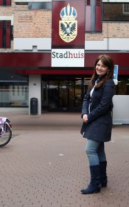 15-05-2010 SHOWBIZZ; SIENEKE IS KLAAR VOOR OSLO MAAR HEEFT OOK EEN PROBLEEM. Sieneke is klaar voor Oslo en heeft haar laatste boodschapjes al gedaan om straks te gaan stralen in Oslo. Wij gingen met Sieneke mee haar laatste inkopen doen. Een paar dagen later bleek echter dat Sieneke een groot probleem had met haar stembanden en bezocht een KNO arts in het Rotterdamse  IKAZIA Ziekenhuis. Het bleek om een knobbeltje te gaan op haar stembanden aldus haar management.De arts is er druk mee bezig om Sieneke beter te krijgen voordat ze a.s maandag naar Oslo toe vliegt.
foto: Albert den Iseger