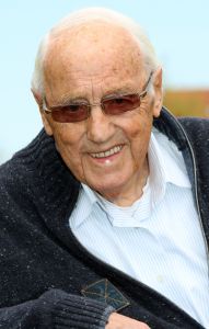 06-05-2010 SHOWBIZZ; APPIE BAANTJER IS 86 JAAR EN NOG STEEDS AKTIEF EN AAN HET SCHRIJVEN. Zijn nieuwste Baantjer ilgt alweer in de winkel met de titel EEN LIJK IN DE KAST. Hoe kan het ook anders. Het schrijft tegenwoordig samen met Simon de Waal. In een interview met Prive Barbara Plugge verteld Baantjer over het verleden en de tegenwoordige tijd. Een moord verhaal deze deze week in weekblad Prive.
foto: Albert den Iseger.