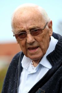 06-05-2010 SHOWBIZZ; APPIE BAANTJER IS 86 JAAR EN NOG STEEDS AKTIEF EN AAN HET SCHRIJVEN. Zijn nieuwste Baantjer ilgt alweer in de winkel met de titel EEN LIJK IN DE KAST. Hoe kan het ook anders. Het schrijft tegenwoordig samen met Simon de Waal. In een interview met Prive Barbara Plugge verteld Baantjer over het verleden en de tegenwoordige tijd. Een moord verhaal deze deze week in weekblad Prive.
foto: Albert den Iseger.