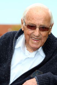 06-05-2010 SHOWBIZZ; APPIE BAANTJER IS 86 JAAR EN NOG STEEDS AKTIEF EN AAN HET SCHRIJVEN. Zijn nieuwste Baantjer ilgt alweer in de winkel met de titel EEN LIJK IN DE KAST. Hoe kan het ook anders. Het schrijft tegenwoordig samen met Simon de Waal. In een interview met Prive Barbara Plugge verteld Baantjer over het verleden en de tegenwoordige tijd. Een moord verhaal deze deze week in weekblad Prive.
foto: Albert den Iseger.