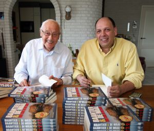06-05-2010 SHOWBIZZ; APPIE BAANTJER IS 86 JAAR EN NOG STEEDS AKTIEF EN AAN HET SCHRIJVEN. Zijn nieuwste Baantjer ilgt alweer in de winkel met de titel EEN LIJK IN DE KAST. Hoe kan het ook anders. Het schrijft tegenwoordig samen met Simon de Waal. In een interview met Prive Barbara Plugge verteld Baantjer over het verleden en de tegenwoordige tijd. Een moord verhaal deze deze week in weekblad Prive.
foto: Albert den Iseger.