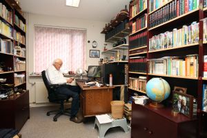 06-05-2010 SHOWBIZZ; APPIE BAANTJER IS 86 JAAR EN NOG STEEDS AKTIEF EN AAN HET SCHRIJVEN. Zijn nieuwste Baantjer ilgt alweer in de winkel met de titel EEN LIJK IN DE KAST. Hoe kan het ook anders. Het schrijft tegenwoordig samen met Simon de Waal. In een interview met Prive Barbara Plugge verteld Baantjer over het verleden en de tegenwoordige tijd. Een moord verhaal deze deze week in weekblad Prive.
foto: Albert den Iseger.