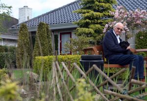 06-05-2010 SHOWBIZZ; APPIE BAANTJER IS 86 JAAR EN NOG STEEDS AKTIEF EN AAN HET SCHRIJVEN. Zijn nieuwste Baantjer ilgt alweer in de winkel met de titel EEN LIJK IN DE KAST. Hoe kan het ook anders. Het schrijft tegenwoordig samen met Simon de Waal. In een interview met Prive Barbara Plugge verteld Baantjer over het verleden en de tegenwoordige tijd. Een moord verhaal deze deze week in weekblad Prive.
foto: Albert den Iseger.