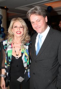 16-05-2010 SHOWBIZZ; GERARD JOLING WERD 50 JAAR EN DAAROM WERD HET EEN FEESTJE VOOR VRIENDEN EN FAMILIE. In de Hotels van Oranje te Noordwijk werd het een verzamelplaats van vrienden en familie en niet zo zeer van bekende Nederlanders. Ook de aanwezige pers was niet van harte welkom op het feestje van Gerard. De schrijvende pers werd zelfs door een medewerkster van het management van Gerard de toegang tot de feestzaal  geweigerd zodat een goed sfeerverslag van het feestje onmogelijk werd gemaakt. Omdat het buiten erg koud was mochten de aanwezige fotografen dan wel binnen staan, maar wel achter een afscheiding nauwlettend in de gaten gehouden door brede mannen met oordopjes in. Een ietswat chanante vertoning voor de mensen die Gerard al meer dan 20 jaar fotograferen. De paar bekende Nederlanders die door weer en wind wel kwamen opdraven vonden het ook een ietswat vreemde beslissing van de organisatie. Gerard bood zijn excuses aan voor het feit dat het niet zo soepeltjes verliep maar zei: Ik heb niks met de organisatie van dit alles te maken, terwijl het management vertelde dat het draaiboek van deze avond was samengesteld door Gerard, Wino (manager) en zijn assistente. Voor de gasten was het waarschijnlijk weer een over de TOP feestje maar voor de pers een teleurstelling terwijl deze juist gedeeltelijk hebben meegeholpen aan de glansrijke carriere van Gerard Joling. 
foto: Albert den Iseger