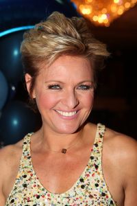 16-05-2010 SHOWBIZZ; GERARD JOLING WERD 50 JAAR EN DAAROM WERD HET EEN FEESTJE VOOR VRIENDEN EN FAMILIE. In de Hotels van Oranje te Noordwijk werd het een verzamelplaats van vrienden en familie en niet zo zeer van bekende Nederlanders. Ook de aanwezige pers was niet van harte welkom op het feestje van Gerard. De schrijvende pers werd zelfs door een medewerkster van het management van Gerard de toegang tot de feestzaal  geweigerd zodat een goed sfeerverslag van het feestje onmogelijk werd gemaakt. Omdat het buiten erg koud was mochten de aanwezige fotografen dan wel binnen staan, maar wel achter een afscheiding nauwlettend in de gaten gehouden door brede mannen met oordopjes in. Een ietswat chanante vertoning voor de mensen die Gerard al meer dan 20 jaar fotograferen. De paar bekende Nederlanders die door weer en wind wel kwamen opdraven vonden het ook een ietswat vreemde beslissing van de organisatie. Gerard bood zijn excuses aan voor het feit dat het niet zo soepeltjes verliep maar zei: Ik heb niks met de organisatie van dit alles te maken, terwijl het management vertelde dat het draaiboek van deze avond was samengesteld door Gerard, Wino (manager) en zijn assistente. Voor de gasten was het waarschijnlijk weer een over de TOP feestje maar voor de pers een teleurstelling terwijl deze juist gedeeltelijk hebben meegeholpen aan de glansrijke carriere van Gerard Joling. 
foto: Albert den Iseger