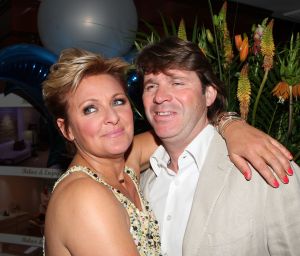 16-05-2010 SHOWBIZZ; GERARD JOLING WERD 50 JAAR EN DAAROM WERD HET EEN FEESTJE VOOR VRIENDEN EN FAMILIE. In de Hotels van Oranje te Noordwijk werd het een verzamelplaats van vrienden en familie en niet zo zeer van bekende Nederlanders. Ook de aanwezige pers was niet van harte welkom op het feestje van Gerard. De schrijvende pers werd zelfs door een medewerkster van het management van Gerard de toegang tot de feestzaal  geweigerd zodat een goed sfeerverslag van het feestje onmogelijk werd gemaakt. Omdat het buiten erg koud was mochten de aanwezige fotografen dan wel binnen staan, maar wel achter een afscheiding nauwlettend in de gaten gehouden door brede mannen met oordopjes in. Een ietswat chanante vertoning voor de mensen die Gerard al meer dan 20 jaar fotograferen. De paar bekende Nederlanders die door weer en wind wel kwamen opdraven vonden het ook een ietswat vreemde beslissing van de organisatie. Gerard bood zijn excuses aan voor het feit dat het niet zo soepeltjes verliep maar zei: Ik heb niks met de organisatie van dit alles te maken, terwijl het management vertelde dat het draaiboek van deze avond was samengesteld door Gerard, Wino (manager) en zijn assistente. Voor de gasten was het waarschijnlijk weer een over de TOP feestje maar voor de pers een teleurstelling terwijl deze juist gedeeltelijk hebben meegeholpen aan de glansrijke carriere van Gerard Joling. 
foto: Albert den Iseger