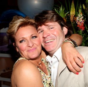 16-05-2010 SHOWBIZZ; GERARD JOLING WERD 50 JAAR EN DAAROM WERD HET EEN FEESTJE VOOR VRIENDEN EN FAMILIE. In de Hotels van Oranje te Noordwijk werd het een verzamelplaats van vrienden en familie en niet zo zeer van bekende Nederlanders. Ook de aanwezige pers was niet van harte welkom op het feestje van Gerard. De schrijvende pers werd zelfs door een medewerkster van het management van Gerard de toegang tot de feestzaal  geweigerd zodat een goed sfeerverslag van het feestje onmogelijk werd gemaakt. Omdat het buiten erg koud was mochten de aanwezige fotografen dan wel binnen staan, maar wel achter een afscheiding nauwlettend in de gaten gehouden door brede mannen met oordopjes in. Een ietswat chanante vertoning voor de mensen die Gerard al meer dan 20 jaar fotograferen. De paar bekende Nederlanders die door weer en wind wel kwamen opdraven vonden het ook een ietswat vreemde beslissing van de organisatie. Gerard bood zijn excuses aan voor het feit dat het niet zo soepeltjes verliep maar zei: Ik heb niks met de organisatie van dit alles te maken, terwijl het management vertelde dat het draaiboek van deze avond was samengesteld door Gerard, Wino (manager) en zijn assistente. Voor de gasten was het waarschijnlijk weer een over de TOP feestje maar voor de pers een teleurstelling terwijl deze juist gedeeltelijk hebben meegeholpen aan de glansrijke carriere van Gerard Joling. 
foto: Albert den Iseger