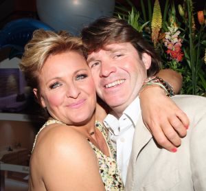 16-05-2010 SHOWBIZZ; GERARD JOLING WERD 50 JAAR EN DAAROM WERD HET EEN FEESTJE VOOR VRIENDEN EN FAMILIE. In de Hotels van Oranje te Noordwijk werd het een verzamelplaats van vrienden en familie en niet zo zeer van bekende Nederlanders. Ook de aanwezige pers was niet van harte welkom op het feestje van Gerard. De schrijvende pers werd zelfs door een medewerkster van het management van Gerard de toegang tot de feestzaal  geweigerd zodat een goed sfeerverslag van het feestje onmogelijk werd gemaakt. Omdat het buiten erg koud was mochten de aanwezige fotografen dan wel binnen staan, maar wel achter een afscheiding nauwlettend in de gaten gehouden door brede mannen met oordopjes in. Een ietswat chanante vertoning voor de mensen die Gerard al meer dan 20 jaar fotograferen. De paar bekende Nederlanders die door weer en wind wel kwamen opdraven vonden het ook een ietswat vreemde beslissing van de organisatie. Gerard bood zijn excuses aan voor het feit dat het niet zo soepeltjes verliep maar zei: Ik heb niks met de organisatie van dit alles te maken, terwijl het management vertelde dat het draaiboek van deze avond was samengesteld door Gerard, Wino (manager) en zijn assistente. Voor de gasten was het waarschijnlijk weer een over de TOP feestje maar voor de pers een teleurstelling terwijl deze juist gedeeltelijk hebben meegeholpen aan de glansrijke carriere van Gerard Joling. 
foto: Albert den Iseger