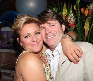 16-05-2010 SHOWBIZZ; GERARD JOLING WERD 50 JAAR EN DAAROM WERD HET EEN FEESTJE VOOR VRIENDEN EN FAMILIE. In de Hotels van Oranje te Noordwijk werd het een verzamelplaats van vrienden en familie en niet zo zeer van bekende Nederlanders. Ook de aanwezige pers was niet van harte welkom op het feestje van Gerard. De schrijvende pers werd zelfs door een medewerkster van het management van Gerard de toegang tot de feestzaal  geweigerd zodat een goed sfeerverslag van het feestje onmogelijk werd gemaakt. Omdat het buiten erg koud was mochten de aanwezige fotografen dan wel binnen staan, maar wel achter een afscheiding nauwlettend in de gaten gehouden door brede mannen met oordopjes in. Een ietswat chanante vertoning voor de mensen die Gerard al meer dan 20 jaar fotograferen. De paar bekende Nederlanders die door weer en wind wel kwamen opdraven vonden het ook een ietswat vreemde beslissing van de organisatie. Gerard bood zijn excuses aan voor het feit dat het niet zo soepeltjes verliep maar zei: Ik heb niks met de organisatie van dit alles te maken, terwijl het management vertelde dat het draaiboek van deze avond was samengesteld door Gerard, Wino (manager) en zijn assistente. Voor de gasten was het waarschijnlijk weer een over de TOP feestje maar voor de pers een teleurstelling terwijl deze juist gedeeltelijk hebben meegeholpen aan de glansrijke carriere van Gerard Joling. 
foto: Albert den Iseger