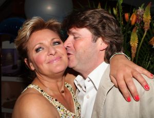 16-05-2010 SHOWBIZZ; GERARD JOLING WERD 50 JAAR EN DAAROM WERD HET EEN FEESTJE VOOR VRIENDEN EN FAMILIE. In de Hotels van Oranje te Noordwijk werd het een verzamelplaats van vrienden en familie en niet zo zeer van bekende Nederlanders. Ook de aanwezige pers was niet van harte welkom op het feestje van Gerard. De schrijvende pers werd zelfs door een medewerkster van het management van Gerard de toegang tot de feestzaal  geweigerd zodat een goed sfeerverslag van het feestje onmogelijk werd gemaakt. Omdat het buiten erg koud was mochten de aanwezige fotografen dan wel binnen staan, maar wel achter een afscheiding nauwlettend in de gaten gehouden door brede mannen met oordopjes in. Een ietswat chanante vertoning voor de mensen die Gerard al meer dan 20 jaar fotograferen. De paar bekende Nederlanders die door weer en wind wel kwamen opdraven vonden het ook een ietswat vreemde beslissing van de organisatie. Gerard bood zijn excuses aan voor het feit dat het niet zo soepeltjes verliep maar zei: Ik heb niks met de organisatie van dit alles te maken, terwijl het management vertelde dat het draaiboek van deze avond was samengesteld door Gerard, Wino (manager) en zijn assistente. Voor de gasten was het waarschijnlijk weer een over de TOP feestje maar voor de pers een teleurstelling terwijl deze juist gedeeltelijk hebben meegeholpen aan de glansrijke carriere van Gerard Joling. 
foto: Albert den Iseger
