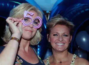 16-05-2010 SHOWBIZZ; GERARD JOLING WERD 50 JAAR EN DAAROM WERD HET EEN FEESTJE VOOR VRIENDEN EN FAMILIE. In de Hotels van Oranje te Noordwijk werd het een verzamelplaats van vrienden en familie en niet zo zeer van bekende Nederlanders. Ook de aanwezige pers was niet van harte welkom op het feestje van Gerard. De schrijvende pers werd zelfs door een medewerkster van het management van Gerard de toegang tot de feestzaal  geweigerd zodat een goed sfeerverslag van het feestje onmogelijk werd gemaakt. Omdat het buiten erg koud was mochten de aanwezige fotografen dan wel binnen staan, maar wel achter een afscheiding nauwlettend in de gaten gehouden door brede mannen met oordopjes in. Een ietswat chanante vertoning voor de mensen die Gerard al meer dan 20 jaar fotograferen. De paar bekende Nederlanders die door weer en wind wel kwamen opdraven vonden het ook een ietswat vreemde beslissing van de organisatie. Gerard bood zijn excuses aan voor het feit dat het niet zo soepeltjes verliep maar zei: Ik heb niks met de organisatie van dit alles te maken, terwijl het management vertelde dat het draaiboek van deze avond was samengesteld door Gerard, Wino (manager) en zijn assistente. Voor de gasten was het waarschijnlijk weer een over de TOP feestje maar voor de pers een teleurstelling terwijl deze juist gedeeltelijk hebben meegeholpen aan de glansrijke carriere van Gerard Joling. 
foto: Albert den Iseger