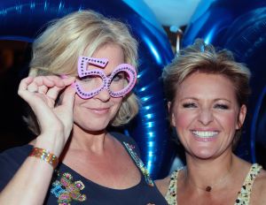 16-05-2010 SHOWBIZZ; GERARD JOLING WERD 50 JAAR EN DAAROM WERD HET EEN FEESTJE VOOR VRIENDEN EN FAMILIE. In de Hotels van Oranje te Noordwijk werd het een verzamelplaats van vrienden en familie en niet zo zeer van bekende Nederlanders. Ook de aanwezige pers was niet van harte welkom op het feestje van Gerard. De schrijvende pers werd zelfs door een medewerkster van het management van Gerard de toegang tot de feestzaal  geweigerd zodat een goed sfeerverslag van het feestje onmogelijk werd gemaakt. Omdat het buiten erg koud was mochten de aanwezige fotografen dan wel binnen staan, maar wel achter een afscheiding nauwlettend in de gaten gehouden door brede mannen met oordopjes in. Een ietswat chanante vertoning voor de mensen die Gerard al meer dan 20 jaar fotograferen. De paar bekende Nederlanders die door weer en wind wel kwamen opdraven vonden het ook een ietswat vreemde beslissing van de organisatie. Gerard bood zijn excuses aan voor het feit dat het niet zo soepeltjes verliep maar zei: Ik heb niks met de organisatie van dit alles te maken, terwijl het management vertelde dat het draaiboek van deze avond was samengesteld door Gerard, Wino (manager) en zijn assistente. Voor de gasten was het waarschijnlijk weer een over de TOP feestje maar voor de pers een teleurstelling terwijl deze juist gedeeltelijk hebben meegeholpen aan de glansrijke carriere van Gerard Joling. 
foto: Albert den Iseger
