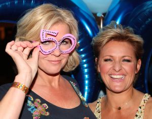 16-05-2010 SHOWBIZZ; GERARD JOLING WERD 50 JAAR EN DAAROM WERD HET EEN FEESTJE VOOR VRIENDEN EN FAMILIE. In de Hotels van Oranje te Noordwijk werd het een verzamelplaats van vrienden en familie en niet zo zeer van bekende Nederlanders. Ook de aanwezige pers was niet van harte welkom op het feestje van Gerard. De schrijvende pers werd zelfs door een medewerkster van het management van Gerard de toegang tot de feestzaal  geweigerd zodat een goed sfeerverslag van het feestje onmogelijk werd gemaakt. Omdat het buiten erg koud was mochten de aanwezige fotografen dan wel binnen staan, maar wel achter een afscheiding nauwlettend in de gaten gehouden door brede mannen met oordopjes in. Een ietswat chanante vertoning voor de mensen die Gerard al meer dan 20 jaar fotograferen. De paar bekende Nederlanders die door weer en wind wel kwamen opdraven vonden het ook een ietswat vreemde beslissing van de organisatie. Gerard bood zijn excuses aan voor het feit dat het niet zo soepeltjes verliep maar zei: Ik heb niks met de organisatie van dit alles te maken, terwijl het management vertelde dat het draaiboek van deze avond was samengesteld door Gerard, Wino (manager) en zijn assistente. Voor de gasten was het waarschijnlijk weer een over de TOP feestje maar voor de pers een teleurstelling terwijl deze juist gedeeltelijk hebben meegeholpen aan de glansrijke carriere van Gerard Joling. 
foto: Albert den Iseger