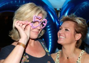 16-05-2010 SHOWBIZZ; GERARD JOLING WERD 50 JAAR EN DAAROM WERD HET EEN FEESTJE VOOR VRIENDEN EN FAMILIE. In de Hotels van Oranje te Noordwijk werd het een verzamelplaats van vrienden en familie en niet zo zeer van bekende Nederlanders. Ook de aanwezige pers was niet van harte welkom op het feestje van Gerard. De schrijvende pers werd zelfs door een medewerkster van het management van Gerard de toegang tot de feestzaal  geweigerd zodat een goed sfeerverslag van het feestje onmogelijk werd gemaakt. Omdat het buiten erg koud was mochten de aanwezige fotografen dan wel binnen staan, maar wel achter een afscheiding nauwlettend in de gaten gehouden door brede mannen met oordopjes in. Een ietswat chanante vertoning voor de mensen die Gerard al meer dan 20 jaar fotograferen. De paar bekende Nederlanders die door weer en wind wel kwamen opdraven vonden het ook een ietswat vreemde beslissing van de organisatie. Gerard bood zijn excuses aan voor het feit dat het niet zo soepeltjes verliep maar zei: Ik heb niks met de organisatie van dit alles te maken, terwijl het management vertelde dat het draaiboek van deze avond was samengesteld door Gerard, Wino (manager) en zijn assistente. Voor de gasten was het waarschijnlijk weer een over de TOP feestje maar voor de pers een teleurstelling terwijl deze juist gedeeltelijk hebben meegeholpen aan de glansrijke carriere van Gerard Joling. 
foto: Albert den Iseger