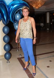 16-05-2010 SHOWBIZZ; GERARD JOLING WERD 50 JAAR EN DAAROM WERD HET EEN FEESTJE VOOR VRIENDEN EN FAMILIE. In de Hotels van Oranje te Noordwijk werd het een verzamelplaats van vrienden en familie en niet zo zeer van bekende Nederlanders. Ook de aanwezige pers was niet van harte welkom op het feestje van Gerard. De schrijvende pers werd zelfs door een medewerkster van het management van Gerard de toegang tot de feestzaal  geweigerd zodat een goed sfeerverslag van het feestje onmogelijk werd gemaakt. Omdat het buiten erg koud was mochten de aanwezige fotografen dan wel binnen staan, maar wel achter een afscheiding nauwlettend in de gaten gehouden door brede mannen met oordopjes in. Een ietswat chanante vertoning voor de mensen die Gerard al meer dan 20 jaar fotograferen. De paar bekende Nederlanders die door weer en wind wel kwamen opdraven vonden het ook een ietswat vreemde beslissing van de organisatie. Gerard bood zijn excuses aan voor het feit dat het niet zo soepeltjes verliep maar zei: Ik heb niks met de organisatie van dit alles te maken, terwijl het management vertelde dat het draaiboek van deze avond was samengesteld door Gerard, Wino (manager) en zijn assistente. Voor de gasten was het waarschijnlijk weer een over de TOP feestje maar voor de pers een teleurstelling terwijl deze juist gedeeltelijk hebben meegeholpen aan de glansrijke carriere van Gerard Joling. 
foto: Albert den Iseger