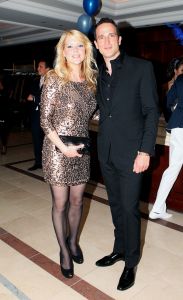 16-05-2010 SHOWBIZZ; GERARD JOLING WERD 50 JAAR EN DAAROM WERD HET EEN FEESTJE VOOR VRIENDEN EN FAMILIE. In de Hotels van Oranje te Noordwijk werd het een verzamelplaats van vrienden en familie en niet zo zeer van bekende Nederlanders. Ook de aanwezige pers was niet van harte welkom op het feestje van Gerard. De schrijvende pers werd zelfs door een medewerkster van het management van Gerard de toegang tot de feestzaal  geweigerd zodat een goed sfeerverslag van het feestje onmogelijk werd gemaakt. Omdat het buiten erg koud was mochten de aanwezige fotografen dan wel binnen staan, maar wel achter een afscheiding nauwlettend in de gaten gehouden door brede mannen met oordopjes in. Een ietswat chanante vertoning voor de mensen die Gerard al meer dan 20 jaar fotograferen. De paar bekende Nederlanders die door weer en wind wel kwamen opdraven vonden het ook een ietswat vreemde beslissing van de organisatie. Gerard bood zijn excuses aan voor het feit dat het niet zo soepeltjes verliep maar zei: Ik heb niks met de organisatie van dit alles te maken, terwijl het management vertelde dat het draaiboek van deze avond was samengesteld door Gerard, Wino (manager) en zijn assistente. Voor de gasten was het waarschijnlijk weer een over de TOP feestje maar voor de pers een teleurstelling terwijl deze juist gedeeltelijk hebben meegeholpen aan de glansrijke carriere van Gerard Joling. 
foto: Albert den Iseger