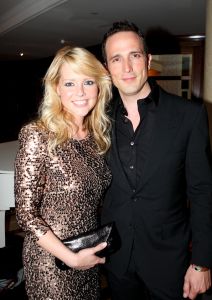 16-05-2010 SHOWBIZZ; GERARD JOLING WERD 50 JAAR EN DAAROM WERD HET EEN FEESTJE VOOR VRIENDEN EN FAMILIE. In de Hotels van Oranje te Noordwijk werd het een verzamelplaats van vrienden en familie en niet zo zeer van bekende Nederlanders. Ook de aanwezige pers was niet van harte welkom op het feestje van Gerard. De schrijvende pers werd zelfs door een medewerkster van het management van Gerard de toegang tot de feestzaal  geweigerd zodat een goed sfeerverslag van het feestje onmogelijk werd gemaakt. Omdat het buiten erg koud was mochten de aanwezige fotografen dan wel binnen staan, maar wel achter een afscheiding nauwlettend in de gaten gehouden door brede mannen met oordopjes in. Een ietswat chanante vertoning voor de mensen die Gerard al meer dan 20 jaar fotograferen. De paar bekende Nederlanders die door weer en wind wel kwamen opdraven vonden het ook een ietswat vreemde beslissing van de organisatie. Gerard bood zijn excuses aan voor het feit dat het niet zo soepeltjes verliep maar zei: Ik heb niks met de organisatie van dit alles te maken, terwijl het management vertelde dat het draaiboek van deze avond was samengesteld door Gerard, Wino (manager) en zijn assistente. Voor de gasten was het waarschijnlijk weer een over de TOP feestje maar voor de pers een teleurstelling terwijl deze juist gedeeltelijk hebben meegeholpen aan de glansrijke carriere van Gerard Joling. 
foto: Albert den Iseger