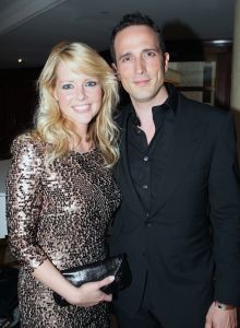 16-05-2010 SHOWBIZZ; GERARD JOLING WERD 50 JAAR EN DAAROM WERD HET EEN FEESTJE VOOR VRIENDEN EN FAMILIE. In de Hotels van Oranje te Noordwijk werd het een verzamelplaats van vrienden en familie en niet zo zeer van bekende Nederlanders. Ook de aanwezige pers was niet van harte welkom op het feestje van Gerard. De schrijvende pers werd zelfs door een medewerkster van het management van Gerard de toegang tot de feestzaal  geweigerd zodat een goed sfeerverslag van het feestje onmogelijk werd gemaakt. Omdat het buiten erg koud was mochten de aanwezige fotografen dan wel binnen staan, maar wel achter een afscheiding nauwlettend in de gaten gehouden door brede mannen met oordopjes in. Een ietswat chanante vertoning voor de mensen die Gerard al meer dan 20 jaar fotograferen. De paar bekende Nederlanders die door weer en wind wel kwamen opdraven vonden het ook een ietswat vreemde beslissing van de organisatie. Gerard bood zijn excuses aan voor het feit dat het niet zo soepeltjes verliep maar zei: Ik heb niks met de organisatie van dit alles te maken, terwijl het management vertelde dat het draaiboek van deze avond was samengesteld door Gerard, Wino (manager) en zijn assistente. Voor de gasten was het waarschijnlijk weer een over de TOP feestje maar voor de pers een teleurstelling terwijl deze juist gedeeltelijk hebben meegeholpen aan de glansrijke carriere van Gerard Joling. 
foto: Albert den Iseger