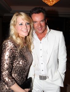 16-05-2010 SHOWBIZZ; GERARD JOLING WERD 50 JAAR EN DAAROM WERD HET EEN FEESTJE VOOR VRIENDEN EN FAMILIE. In de Hotels van Oranje te Noordwijk werd het een verzamelplaats van vrienden en familie en niet zo zeer van bekende Nederlanders. Ook de aanwezige pers was niet van harte welkom op het feestje van Gerard. De schrijvende pers werd zelfs door een medewerkster van het management van Gerard de toegang tot de feestzaal  geweigerd zodat een goed sfeerverslag van het feestje onmogelijk werd gemaakt. Omdat het buiten erg koud was mochten de aanwezige fotografen dan wel binnen staan, maar wel achter een afscheiding nauwlettend in de gaten gehouden door brede mannen met oordopjes in. Een ietswat chanante vertoning voor de mensen die Gerard al meer dan 20 jaar fotograferen. De paar bekende Nederlanders die door weer en wind wel kwamen opdraven vonden het ook een ietswat vreemde beslissing van de organisatie. Gerard bood zijn excuses aan voor het feit dat het niet zo soepeltjes verliep maar zei: Ik heb niks met de organisatie van dit alles te maken, terwijl het management vertelde dat het draaiboek van deze avond was samengesteld door Gerard, Wino (manager) en zijn assistente. Voor de gasten was het waarschijnlijk weer een over de TOP feestje maar voor de pers een teleurstelling terwijl deze juist gedeeltelijk hebben meegeholpen aan de glansrijke carriere van Gerard Joling. 
foto: Albert den Iseger