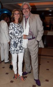16-05-2010 SHOWBIZZ; GERARD JOLING WERD 50 JAAR EN DAAROM WERD HET EEN FEESTJE VOOR VRIENDEN EN FAMILIE. In de Hotels van Oranje te Noordwijk werd het een verzamelplaats van vrienden en familie en niet zo zeer van bekende Nederlanders. Ook de aanwezige pers was niet van harte welkom op het feestje van Gerard. De schrijvende pers werd zelfs door een medewerkster van het management van Gerard de toegang tot de feestzaal  geweigerd zodat een goed sfeerverslag van het feestje onmogelijk werd gemaakt. Omdat het buiten erg koud was mochten de aanwezige fotografen dan wel binnen staan, maar wel achter een afscheiding nauwlettend in de gaten gehouden door brede mannen met oordopjes in. Een ietswat chanante vertoning voor de mensen die Gerard al meer dan 20 jaar fotograferen. De paar bekende Nederlanders die door weer en wind wel kwamen opdraven vonden het ook een ietswat vreemde beslissing van de organisatie. Gerard bood zijn excuses aan voor het feit dat het niet zo soepeltjes verliep maar zei: Ik heb niks met de organisatie van dit alles te maken, terwijl het management vertelde dat het draaiboek van deze avond was samengesteld door Gerard, Wino (manager) en zijn assistente. Voor de gasten was het waarschijnlijk weer een over de TOP feestje maar voor de pers een teleurstelling terwijl deze juist gedeeltelijk hebben meegeholpen aan de glansrijke carriere van Gerard Joling. 
foto: Albert den Iseger