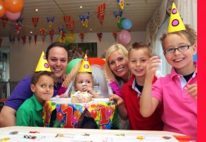 15-05-2010 SHOWBIZZ; LUCAS BAUER 1 JAAR OUD DUS FEEST BIJ DE BAUERS. Lucas Bauer werd i1 jaar oud dus was het groot feest bij de Bauers thuis. Prive was uitgenodigd en wij vierde het feest mee.
foto: Albert den Iseger.