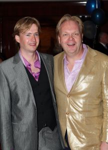 16-05-2010 SHOWBIZZ; GERARD JOLING WERD 50 JAAR EN DAAROM WERD HET EEN FEESTJE VOOR VRIENDEN EN FAMILIE. In de Hotels van Oranje te Noordwijk werd het een verzamelplaats van vrienden en familie en niet zo zeer van bekende Nederlanders. Ook de aanwezige pers was niet van harte welkom op het feestje van Gerard. De schrijvende pers werd zelfs door een medewerkster van het management van Gerard de toegang tot de feestzaal  geweigerd zodat een goed sfeerverslag van het feestje onmogelijk werd gemaakt. Omdat het buiten erg koud was mochten de aanwezige fotografen dan wel binnen staan, maar wel achter een afscheiding nauwlettend in de gaten gehouden door brede mannen met oordopjes in. Een ietswat chanante vertoning voor de mensen die Gerard al meer dan 20 jaar fotograferen. De paar bekende Nederlanders die door weer en wind wel kwamen opdraven vonden het ook een ietswat vreemde beslissing van de organisatie. Gerard bood zijn excuses aan voor het feit dat het niet zo soepeltjes verliep maar zei: Ik heb niks met de organisatie van dit alles te maken, terwijl het management vertelde dat het draaiboek van deze avond was samengesteld door Gerard, Wino (manager) en zijn assistente. Voor de gasten was het waarschijnlijk weer een over de TOP feestje maar voor de pers een teleurstelling terwijl deze juist gedeeltelijk hebben meegeholpen aan de glansrijke carriere van Gerard Joling. 
foto: Albert den Iseger