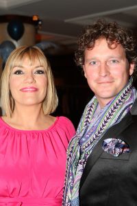 16-05-2010 SHOWBIZZ; GERARD JOLING WERD 50 JAAR EN DAAROM WERD HET EEN FEESTJE VOOR VRIENDEN EN FAMILIE. In de Hotels van Oranje te Noordwijk werd het een verzamelplaats van vrienden en familie en niet zo zeer van bekende Nederlanders. Ook de aanwezige pers was niet van harte welkom op het feestje van Gerard. De schrijvende pers werd zelfs door een medewerkster van het management van Gerard de toegang tot de feestzaal  geweigerd zodat een goed sfeerverslag van het feestje onmogelijk werd gemaakt. Omdat het buiten erg koud was mochten de aanwezige fotografen dan wel binnen staan, maar wel achter een afscheiding nauwlettend in de gaten gehouden door brede mannen met oordopjes in. Een ietswat chanante vertoning voor de mensen die Gerard al meer dan 20 jaar fotograferen. De paar bekende Nederlanders die door weer en wind wel kwamen opdraven vonden het ook een ietswat vreemde beslissing van de organisatie. Gerard bood zijn excuses aan voor het feit dat het niet zo soepeltjes verliep maar zei: Ik heb niks met de organisatie van dit alles te maken, terwijl het management vertelde dat het draaiboek van deze avond was samengesteld door Gerard, Wino (manager) en zijn assistente. Voor de gasten was het waarschijnlijk weer een over de TOP feestje maar voor de pers een teleurstelling terwijl deze juist gedeeltelijk hebben meegeholpen aan de glansrijke carriere van Gerard Joling. 
foto: Albert den Iseger