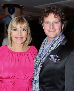 16-05-2010 SHOWBIZZ; GERARD JOLING WERD 50 JAAR EN DAAROM WERD HET EEN FEESTJE VOOR VRIENDEN EN FAMILIE. In de Hotels van Oranje te Noordwijk werd het een verzamelplaats van vrienden en familie en niet zo zeer van bekende Nederlanders. Ook de aanwezige pers was niet van harte welkom op het feestje van Gerard. De schrijvende pers werd zelfs door een medewerkster van het management van Gerard de toegang tot de feestzaal  geweigerd zodat een goed sfeerverslag van het feestje onmogelijk werd gemaakt. Omdat het buiten erg koud was mochten de aanwezige fotografen dan wel binnen staan, maar wel achter een afscheiding nauwlettend in de gaten gehouden door brede mannen met oordopjes in. Een ietswat chanante vertoning voor de mensen die Gerard al meer dan 20 jaar fotograferen. De paar bekende Nederlanders die door weer en wind wel kwamen opdraven vonden het ook een ietswat vreemde beslissing van de organisatie. Gerard bood zijn excuses aan voor het feit dat het niet zo soepeltjes verliep maar zei: Ik heb niks met de organisatie van dit alles te maken, terwijl het management vertelde dat het draaiboek van deze avond was samengesteld door Gerard, Wino (manager) en zijn assistente. Voor de gasten was het waarschijnlijk weer een over de TOP feestje maar voor de pers een teleurstelling terwijl deze juist gedeeltelijk hebben meegeholpen aan de glansrijke carriere van Gerard Joling. 
foto: Albert den Iseger