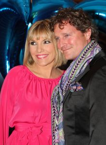 16-05-2010 SHOWBIZZ; GERARD JOLING WERD 50 JAAR EN DAAROM WERD HET EEN FEESTJE VOOR VRIENDEN EN FAMILIE. In de Hotels van Oranje te Noordwijk werd het een verzamelplaats van vrienden en familie en niet zo zeer van bekende Nederlanders. Ook de aanwezige pers was niet van harte welkom op het feestje van Gerard. De schrijvende pers werd zelfs door een medewerkster van het management van Gerard de toegang tot de feestzaal  geweigerd zodat een goed sfeerverslag van het feestje onmogelijk werd gemaakt. Omdat het buiten erg koud was mochten de aanwezige fotografen dan wel binnen staan, maar wel achter een afscheiding nauwlettend in de gaten gehouden door brede mannen met oordopjes in. Een ietswat chanante vertoning voor de mensen die Gerard al meer dan 20 jaar fotograferen. De paar bekende Nederlanders die door weer en wind wel kwamen opdraven vonden het ook een ietswat vreemde beslissing van de organisatie. Gerard bood zijn excuses aan voor het feit dat het niet zo soepeltjes verliep maar zei: Ik heb niks met de organisatie van dit alles te maken, terwijl het management vertelde dat het draaiboek van deze avond was samengesteld door Gerard, Wino (manager) en zijn assistente. Voor de gasten was het waarschijnlijk weer een over de TOP feestje maar voor de pers een teleurstelling terwijl deze juist gedeeltelijk hebben meegeholpen aan de glansrijke carriere van Gerard Joling. 
foto: Albert den Iseger