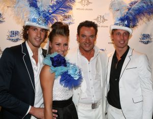 16-05-2010 SHOWBIZZ; GERARD JOLING WERD 50 JAAR EN DAAROM WERD HET EEN FEESTJE VOOR VRIENDEN EN FAMILIE. In de Hotels van Oranje te Noordwijk werd het een verzamelplaats van vrienden en familie en niet zo zeer van bekende Nederlanders. Ook de aanwezige pers was niet van harte welkom op het feestje van Gerard. De schrijvende pers werd zelfs door een medewerkster van het management van Gerard de toegang tot de feestzaal  geweigerd zodat een goed sfeerverslag van het feestje onmogelijk werd gemaakt. Omdat het buiten erg koud was mochten de aanwezige fotografen dan wel binnen staan, maar wel achter een afscheiding nauwlettend in de gaten gehouden door brede mannen met oordopjes in. Een ietswat chanante vertoning voor de mensen die Gerard al meer dan 20 jaar fotograferen. De paar bekende Nederlanders die door weer en wind wel kwamen opdraven vonden het ook een ietswat vreemde beslissing van de organisatie. Gerard bood zijn excuses aan voor het feit dat het niet zo soepeltjes verliep maar zei: Ik heb niks met de organisatie van dit alles te maken, terwijl het management vertelde dat het draaiboek van deze avond was samengesteld door Gerard, Wino (manager) en zijn assistente. Voor de gasten was het waarschijnlijk weer een over de TOP feestje maar voor de pers een teleurstelling terwijl deze juist gedeeltelijk hebben meegeholpen aan de glansrijke carriere van Gerard Joling. 
foto: Albert den Iseger