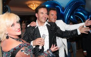 16-05-2010 SHOWBIZZ; GERARD JOLING WERD 50 JAAR EN DAAROM WERD HET EEN FEESTJE VOOR VRIENDEN EN FAMILIE. In de Hotels van Oranje te Noordwijk werd het een verzamelplaats van vrienden en familie en niet zo zeer van bekende Nederlanders. Ook de aanwezige pers was niet van harte welkom op het feestje van Gerard. De schrijvende pers werd zelfs door een medewerkster van het management van Gerard de toegang tot de feestzaal  geweigerd zodat een goed sfeerverslag van het feestje onmogelijk werd gemaakt. Omdat het buiten erg koud was mochten de aanwezige fotografen dan wel binnen staan, maar wel achter een afscheiding nauwlettend in de gaten gehouden door brede mannen met oordopjes in. Een ietswat chanante vertoning voor de mensen die Gerard al meer dan 20 jaar fotograferen. De paar bekende Nederlanders die door weer en wind wel kwamen opdraven vonden het ook een ietswat vreemde beslissing van de organisatie. Gerard bood zijn excuses aan voor het feit dat het niet zo soepeltjes verliep maar zei: Ik heb niks met de organisatie van dit alles te maken, terwijl het management vertelde dat het draaiboek van deze avond was samengesteld door Gerard, Wino (manager) en zijn assistente. Voor de gasten was het waarschijnlijk weer een over de TOP feestje maar voor de pers een teleurstelling terwijl deze juist gedeeltelijk hebben meegeholpen aan de glansrijke carriere van Gerard Joling. 
foto: Albert den Iseger