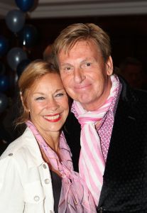 16-05-2010 SHOWBIZZ; GERARD JOLING WERD 50 JAAR EN DAAROM WERD HET EEN FEESTJE VOOR VRIENDEN EN FAMILIE. In de Hotels van Oranje te Noordwijk werd het een verzamelplaats van vrienden en familie en niet zo zeer van bekende Nederlanders. Ook de aanwezige pers was niet van harte welkom op het feestje van Gerard. De schrijvende pers werd zelfs door een medewerkster van het management van Gerard de toegang tot de feestzaal  geweigerd zodat een goed sfeerverslag van het feestje onmogelijk werd gemaakt. Omdat het buiten erg koud was mochten de aanwezige fotografen dan wel binnen staan, maar wel achter een afscheiding nauwlettend in de gaten gehouden door brede mannen met oordopjes in. Een ietswat chanante vertoning voor de mensen die Gerard al meer dan 20 jaar fotograferen. De paar bekende Nederlanders die door weer en wind wel kwamen opdraven vonden het ook een ietswat vreemde beslissing van de organisatie. Gerard bood zijn excuses aan voor het feit dat het niet zo soepeltjes verliep maar zei: Ik heb niks met de organisatie van dit alles te maken, terwijl het management vertelde dat het draaiboek van deze avond was samengesteld door Gerard, Wino (manager) en zijn assistente. Voor de gasten was het waarschijnlijk weer een over de TOP feestje maar voor de pers een teleurstelling terwijl deze juist gedeeltelijk hebben meegeholpen aan de glansrijke carriere van Gerard Joling. 
foto: Albert den Iseger