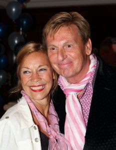 16-05-2010 SHOWBIZZ; GERARD JOLING WERD 50 JAAR EN DAAROM WERD HET EEN FEESTJE VOOR VRIENDEN EN FAMILIE. In de Hotels van Oranje te Noordwijk werd het een verzamelplaats van vrienden en familie en niet zo zeer van bekende Nederlanders. Ook de aanwezige pers was niet van harte welkom op het feestje van Gerard. De schrijvende pers werd zelfs door een medewerkster van het management van Gerard de toegang tot de feestzaal  geweigerd zodat een goed sfeerverslag van het feestje onmogelijk werd gemaakt. Omdat het buiten erg koud was mochten de aanwezige fotografen dan wel binnen staan, maar wel achter een afscheiding nauwlettend in de gaten gehouden door brede mannen met oordopjes in. Een ietswat chanante vertoning voor de mensen die Gerard al meer dan 20 jaar fotograferen. De paar bekende Nederlanders die door weer en wind wel kwamen opdraven vonden het ook een ietswat vreemde beslissing van de organisatie. Gerard bood zijn excuses aan voor het feit dat het niet zo soepeltjes verliep maar zei: Ik heb niks met de organisatie van dit alles te maken, terwijl het management vertelde dat het draaiboek van deze avond was samengesteld door Gerard, Wino (manager) en zijn assistente. Voor de gasten was het waarschijnlijk weer een over de TOP feestje maar voor de pers een teleurstelling terwijl deze juist gedeeltelijk hebben meegeholpen aan de glansrijke carriere van Gerard Joling. 
foto: Albert den Iseger