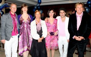 16-05-2010 SHOWBIZZ; GERARD JOLING WERD 50 JAAR EN DAAROM WERD HET EEN FEESTJE VOOR VRIENDEN EN FAMILIE. In de Hotels van Oranje te Noordwijk werd het een verzamelplaats van vrienden en familie en niet zo zeer van bekende Nederlanders. Ook de aanwezige pers was niet van harte welkom op het feestje van Gerard. De schrijvende pers werd zelfs door een medewerkster van het management van Gerard de toegang tot de feestzaal  geweigerd zodat een goed sfeerverslag van het feestje onmogelijk werd gemaakt. Omdat het buiten erg koud was mochten de aanwezige fotografen dan wel binnen staan, maar wel achter een afscheiding nauwlettend in de gaten gehouden door brede mannen met oordopjes in. Een ietswat chanante vertoning voor de mensen die Gerard al meer dan 20 jaar fotograferen. De paar bekende Nederlanders die door weer en wind wel kwamen opdraven vonden het ook een ietswat vreemde beslissing van de organisatie. Gerard bood zijn excuses aan voor het feit dat het niet zo soepeltjes verliep maar zei: Ik heb niks met de organisatie van dit alles te maken, terwijl het management vertelde dat het draaiboek van deze avond was samengesteld door Gerard, Wino (manager) en zijn assistente. Voor de gasten was het waarschijnlijk weer een over de TOP feestje maar voor de pers een teleurstelling terwijl deze juist gedeeltelijk hebben meegeholpen aan de glansrijke carriere van Gerard Joling. 
foto: Albert den Iseger