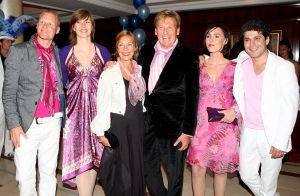 16-05-2010 SHOWBIZZ; GERARD JOLING WERD 50 JAAR EN DAAROM WERD HET EEN FEESTJE VOOR VRIENDEN EN FAMILIE. In de Hotels van Oranje te Noordwijk werd het een verzamelplaats van vrienden en familie en niet zo zeer van bekende Nederlanders. Ook de aanwezige pers was niet van harte welkom op het feestje van Gerard. De schrijvende pers werd zelfs door een medewerkster van het management van Gerard de toegang tot de feestzaal  geweigerd zodat een goed sfeerverslag van het feestje onmogelijk werd gemaakt. Omdat het buiten erg koud was mochten de aanwezige fotografen dan wel binnen staan, maar wel achter een afscheiding nauwlettend in de gaten gehouden door brede mannen met oordopjes in. Een ietswat chanante vertoning voor de mensen die Gerard al meer dan 20 jaar fotograferen. De paar bekende Nederlanders die door weer en wind wel kwamen opdraven vonden het ook een ietswat vreemde beslissing van de organisatie. Gerard bood zijn excuses aan voor het feit dat het niet zo soepeltjes verliep maar zei: Ik heb niks met de organisatie van dit alles te maken, terwijl het management vertelde dat het draaiboek van deze avond was samengesteld door Gerard, Wino (manager) en zijn assistente. Voor de gasten was het waarschijnlijk weer een over de TOP feestje maar voor de pers een teleurstelling terwijl deze juist gedeeltelijk hebben meegeholpen aan de glansrijke carriere van Gerard Joling. 
foto: Albert den Iseger