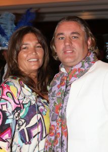 16-05-2010 SHOWBIZZ; GERARD JOLING WERD 50 JAAR EN DAAROM WERD HET EEN FEESTJE VOOR VRIENDEN EN FAMILIE. In de Hotels van Oranje te Noordwijk werd het een verzamelplaats van vrienden en familie en niet zo zeer van bekende Nederlanders. Ook de aanwezige pers was niet van harte welkom op het feestje van Gerard. De schrijvende pers werd zelfs door een medewerkster van het management van Gerard de toegang tot de feestzaal  geweigerd zodat een goed sfeerverslag van het feestje onmogelijk werd gemaakt. Omdat het buiten erg koud was mochten de aanwezige fotografen dan wel binnen staan, maar wel achter een afscheiding nauwlettend in de gaten gehouden door brede mannen met oordopjes in. Een ietswat chanante vertoning voor de mensen die Gerard al meer dan 20 jaar fotograferen. De paar bekende Nederlanders die door weer en wind wel kwamen opdraven vonden het ook een ietswat vreemde beslissing van de organisatie. Gerard bood zijn excuses aan voor het feit dat het niet zo soepeltjes verliep maar zei: Ik heb niks met de organisatie van dit alles te maken, terwijl het management vertelde dat het draaiboek van deze avond was samengesteld door Gerard, Wino (manager) en zijn assistente. Voor de gasten was het waarschijnlijk weer een over de TOP feestje maar voor de pers een teleurstelling terwijl deze juist gedeeltelijk hebben meegeholpen aan de glansrijke carriere van Gerard Joling. 
foto: Albert den Iseger