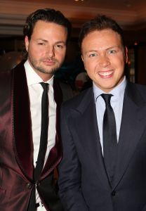 16-05-2010 SHOWBIZZ; GERARD JOLING WERD 50 JAAR EN DAAROM WERD HET EEN FEESTJE VOOR VRIENDEN EN FAMILIE. In de Hotels van Oranje te Noordwijk werd het een verzamelplaats van vrienden en familie en niet zo zeer van bekende Nederlanders. Ook de aanwezige pers was niet van harte welkom op het feestje van Gerard. De schrijvende pers werd zelfs door een medewerkster van het management van Gerard de toegang tot de feestzaal  geweigerd zodat een goed sfeerverslag van het feestje onmogelijk werd gemaakt. Omdat het buiten erg koud was mochten de aanwezige fotografen dan wel binnen staan, maar wel achter een afscheiding nauwlettend in de gaten gehouden door brede mannen met oordopjes in. Een ietswat chanante vertoning voor de mensen die Gerard al meer dan 20 jaar fotograferen. De paar bekende Nederlanders die door weer en wind wel kwamen opdraven vonden het ook een ietswat vreemde beslissing van de organisatie. Gerard bood zijn excuses aan voor het feit dat het niet zo soepeltjes verliep maar zei: Ik heb niks met de organisatie van dit alles te maken, terwijl het management vertelde dat het draaiboek van deze avond was samengesteld door Gerard, Wino (manager) en zijn assistente. Voor de gasten was het waarschijnlijk weer een over de TOP feestje maar voor de pers een teleurstelling terwijl deze juist gedeeltelijk hebben meegeholpen aan de glansrijke carriere van Gerard Joling. 
foto: Albert den Iseger