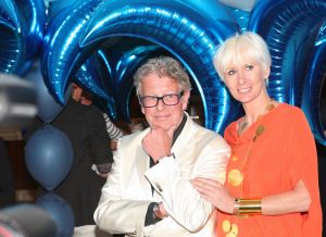 16-05-2010 SHOWBIZZ; GERARD JOLING WERD 50 JAAR EN DAAROM WERD HET EEN FEESTJE VOOR VRIENDEN EN FAMILIE. In de Hotels van Oranje te Noordwijk werd het een verzamelplaats van vrienden en familie en niet zo zeer van bekende Nederlanders. Ook de aanwezige pers was niet van harte welkom op het feestje van Gerard. De schrijvende pers werd zelfs door een medewerkster van het management van Gerard de toegang tot de feestzaal  geweigerd zodat een goed sfeerverslag van het feestje onmogelijk werd gemaakt. Omdat het buiten erg koud was mochten de aanwezige fotografen dan wel binnen staan, maar wel achter een afscheiding nauwlettend in de gaten gehouden door brede mannen met oordopjes in. Een ietswat chanante vertoning voor de mensen die Gerard al meer dan 20 jaar fotograferen. De paar bekende Nederlanders die door weer en wind wel kwamen opdraven vonden het ook een ietswat vreemde beslissing van de organisatie. Gerard bood zijn excuses aan voor het feit dat het niet zo soepeltjes verliep maar zei: Ik heb niks met de organisatie van dit alles te maken, terwijl het management vertelde dat het draaiboek van deze avond was samengesteld door Gerard, Wino (manager) en zijn assistente. Voor de gasten was het waarschijnlijk weer een over de TOP feestje maar voor de pers een teleurstelling terwijl deze juist gedeeltelijk hebben meegeholpen aan de glansrijke carriere van Gerard Joling. 
foto: Albert den Iseger