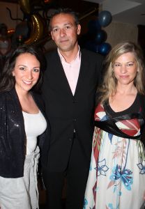 16-05-2010 SHOWBIZZ; GERARD JOLING WERD 50 JAAR EN DAAROM WERD HET EEN FEESTJE VOOR VRIENDEN EN FAMILIE. In de Hotels van Oranje te Noordwijk werd het een verzamelplaats van vrienden en familie en niet zo zeer van bekende Nederlanders. Ook de aanwezige pers was niet van harte welkom op het feestje van Gerard. De schrijvende pers werd zelfs door een medewerkster van het management van Gerard de toegang tot de feestzaal  geweigerd zodat een goed sfeerverslag van het feestje onmogelijk werd gemaakt. Omdat het buiten erg koud was mochten de aanwezige fotografen dan wel binnen staan, maar wel achter een afscheiding nauwlettend in de gaten gehouden door brede mannen met oordopjes in. Een ietswat chanante vertoning voor de mensen die Gerard al meer dan 20 jaar fotograferen. De paar bekende Nederlanders die door weer en wind wel kwamen opdraven vonden het ook een ietswat vreemde beslissing van de organisatie. Gerard bood zijn excuses aan voor het feit dat het niet zo soepeltjes verliep maar zei: Ik heb niks met de organisatie van dit alles te maken, terwijl het management vertelde dat het draaiboek van deze avond was samengesteld door Gerard, Wino (manager) en zijn assistente. Voor de gasten was het waarschijnlijk weer een over de TOP feestje maar voor de pers een teleurstelling terwijl deze juist gedeeltelijk hebben meegeholpen aan de glansrijke carriere van Gerard Joling. 
foto: Albert den Iseger