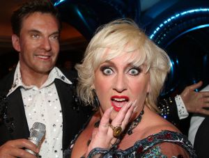 16-05-2010 SHOWBIZZ; GERARD JOLING WERD 50 JAAR EN DAAROM WERD HET EEN FEESTJE VOOR VRIENDEN EN FAMILIE. In de Hotels van Oranje te Noordwijk werd het een verzamelplaats van vrienden en familie en niet zo zeer van bekende Nederlanders. Ook de aanwezige pers was niet van harte welkom op het feestje van Gerard. De schrijvende pers werd zelfs door een medewerkster van het management van Gerard de toegang tot de feestzaal  geweigerd zodat een goed sfeerverslag van het feestje onmogelijk werd gemaakt. Omdat het buiten erg koud was mochten de aanwezige fotografen dan wel binnen staan, maar wel achter een afscheiding nauwlettend in de gaten gehouden door brede mannen met oordopjes in. Een ietswat chanante vertoning voor de mensen die Gerard al meer dan 20 jaar fotograferen. De paar bekende Nederlanders die door weer en wind wel kwamen opdraven vonden het ook een ietswat vreemde beslissing van de organisatie. Gerard bood zijn excuses aan voor het feit dat het niet zo soepeltjes verliep maar zei: Ik heb niks met de organisatie van dit alles te maken, terwijl het management vertelde dat het draaiboek van deze avond was samengesteld door Gerard, Wino (manager) en zijn assistente. Voor de gasten was het waarschijnlijk weer een over de TOP feestje maar voor de pers een teleurstelling terwijl deze juist gedeeltelijk hebben meegeholpen aan de glansrijke carriere van Gerard Joling. 
foto: Albert den Iseger