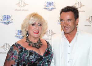 16-05-2010 SHOWBIZZ; GERARD JOLING WERD 50 JAAR EN DAAROM WERD HET EEN FEESTJE VOOR VRIENDEN EN FAMILIE. In de Hotels van Oranje te Noordwijk werd het een verzamelplaats van vrienden en familie en niet zo zeer van bekende Nederlanders. Ook de aanwezige pers was niet van harte welkom op het feestje van Gerard. De schrijvende pers werd zelfs door een medewerkster van het management van Gerard de toegang tot de feestzaal  geweigerd zodat een goed sfeerverslag van het feestje onmogelijk werd gemaakt. Omdat het buiten erg koud was mochten de aanwezige fotografen dan wel binnen staan, maar wel achter een afscheiding nauwlettend in de gaten gehouden door brede mannen met oordopjes in. Een ietswat chanante vertoning voor de mensen die Gerard al meer dan 20 jaar fotograferen. De paar bekende Nederlanders die door weer en wind wel kwamen opdraven vonden het ook een ietswat vreemde beslissing van de organisatie. Gerard bood zijn excuses aan voor het feit dat het niet zo soepeltjes verliep maar zei: Ik heb niks met de organisatie van dit alles te maken, terwijl het management vertelde dat het draaiboek van deze avond was samengesteld door Gerard, Wino (manager) en zijn assistente. Voor de gasten was het waarschijnlijk weer een over de TOP feestje maar voor de pers een teleurstelling terwijl deze juist gedeeltelijk hebben meegeholpen aan de glansrijke carriere van Gerard Joling. 
foto: Albert den Iseger