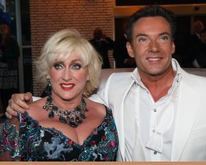 16-05-2010 SHOWBIZZ; GERARD JOLING WERD 50 JAAR EN DAAROM WERD HET EEN FEESTJE VOOR VRIENDEN EN FAMILIE. In de Hotels van Oranje te Noordwijk werd het een verzamelplaats van vrienden en familie en niet zo zeer van bekende Nederlanders. Ook de aanwezige pers was niet van harte welkom op het feestje van Gerard. De schrijvende pers werd zelfs door een medewerkster van het management van Gerard de toegang tot de feestzaal  geweigerd zodat een goed sfeerverslag van het feestje onmogelijk werd gemaakt. Omdat het buiten erg koud was mochten de aanwezige fotografen dan wel binnen staan, maar wel achter een afscheiding nauwlettend in de gaten gehouden door brede mannen met oordopjes in. Een ietswat chanante vertoning voor de mensen die Gerard al meer dan 20 jaar fotograferen. De paar bekende Nederlanders die door weer en wind wel kwamen opdraven vonden het ook een ietswat vreemde beslissing van de organisatie. Gerard bood zijn excuses aan voor het feit dat het niet zo soepeltjes verliep maar zei: Ik heb niks met de organisatie van dit alles te maken, terwijl het management vertelde dat het draaiboek van deze avond was samengesteld door Gerard, Wino (manager) en zijn assistente. Voor de gasten was het waarschijnlijk weer een over de TOP feestje maar voor de pers een teleurstelling terwijl deze juist gedeeltelijk hebben meegeholpen aan de glansrijke carriere van Gerard Joling. 
foto: Albert den Iseger