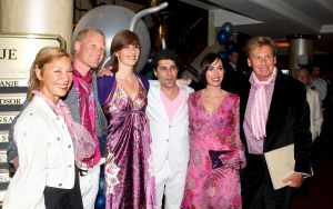 16-05-2010 SHOWBIZZ; GERARD JOLING WERD 50 JAAR EN DAAROM WERD HET EEN FEESTJE VOOR VRIENDEN EN FAMILIE. In de Hotels van Oranje te Noordwijk werd het een verzamelplaats van vrienden en familie en niet zo zeer van bekende Nederlanders. Ook de aanwezige pers was niet van harte welkom op het feestje van Gerard. De schrijvende pers werd zelfs door een medewerkster van het management van Gerard de toegang tot de feestzaal  geweigerd zodat een goed sfeerverslag van het feestje onmogelijk werd gemaakt. Omdat het buiten erg koud was mochten de aanwezige fotografen dan wel binnen staan, maar wel achter een afscheiding nauwlettend in de gaten gehouden door brede mannen met oordopjes in. Een ietswat chanante vertoning voor de mensen die Gerard al meer dan 20 jaar fotograferen. De paar bekende Nederlanders die door weer en wind wel kwamen opdraven vonden het ook een ietswat vreemde beslissing van de organisatie. Gerard bood zijn excuses aan voor het feit dat het niet zo soepeltjes verliep maar zei: Ik heb niks met de organisatie van dit alles te maken, terwijl het management vertelde dat het draaiboek van deze avond was samengesteld door Gerard, Wino (manager) en zijn assistente. Voor de gasten was het waarschijnlijk weer een over de TOP feestje maar voor de pers een teleurstelling terwijl deze juist gedeeltelijk hebben meegeholpen aan de glansrijke carriere van Gerard Joling. 
foto: Albert den Iseger