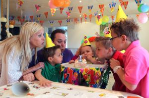 15-05-2010 SHOWBIZZ; LUCAS BAUER 1 JAAR OUD DUS FEEST BIJ DE BAUERS. Lucas Bauer werd i1 jaar oud dus was het groot feest bij de Bauers thuis. Prive was uitgenodigd en wij vierde het feest mee.
foto: Albert den Iseger.