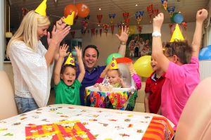 15-05-2010 SHOWBIZZ; LUCAS BAUER 1 JAAR OUD DUS FEEST BIJ DE BAUERS. Lucas Bauer werd i1 jaar oud dus was het groot feest bij de Bauers thuis. Prive was uitgenodigd en wij vierde het feest mee.
foto: Albert den Iseger.