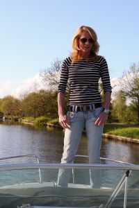 21-05-2010 SHOWBIZZ; MILIKA PETERZON EN JURGEN SMIT TROUWEN IN VOORJAAR 2011. Ze zijn inmiddels 4 jaar samen en bewonen nu een prachtig huis aan de Vecht.Hebben een pracht van een nieuw leven in hun huis, hun jongste telg hond BOB dus is het tijd om dan ook maar eens te gaan trouwen.En dat gebeurt dus volgend jaar.
foto: Albert den Iseger
