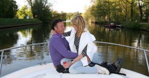 21-05-2010 SHOWBIZZ; MILIKA PETERZON EN JURGEN SMIT TROUWEN IN VOORJAAR 2011. Ze zijn inmiddels 4 jaar samen en bewonen nu een prachtig huis aan de Vecht.Hebben een pracht van een nieuw leven in hun huis, hun jongste telg hond BOB dus is het tijd om dan ook maar eens te gaan trouwen.En dat gebeurt dus volgend jaar.
foto: Albert den Iseger