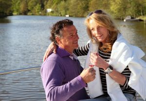 21-05-2010 SHOWBIZZ; MILIKA PETERZON EN JURGEN SMIT TROUWEN IN VOORJAAR 2011. Ze zijn inmiddels 4 jaar samen en bewonen nu een prachtig huis aan de Vecht.Hebben een pracht van een nieuw leven in hun huis, hun jongste telg hond BOB dus is het tijd om dan ook maar eens te gaan trouwen.En dat gebeurt dus volgend jaar.
foto: Albert den Iseger